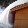 Nutné odklízení sněhové návěje - střecha pod tíhou sněhu začíná praskat