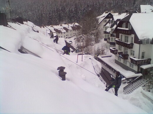 003-odklizeni-snehu-a-ledu-pomoci-horolezecke-techniky.jpg